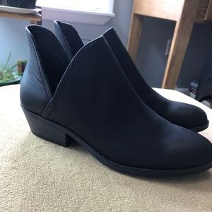 Universal thread v cut ankle boots